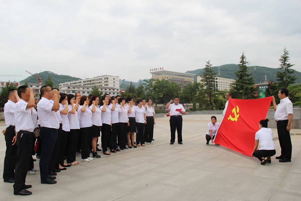 隴運(yùn)集團(tuán)公司黨委開展慶祝建黨97周年“緬懷先烈，砥礪奮進(jìn)”主題黨日活動(dòng)